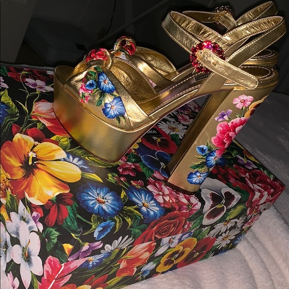 Beautiful dolce gabbana gold plataforma 😍 - Picture 5 of 6
